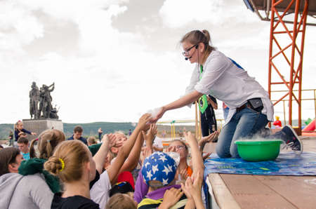 Komsomolsk-on-Amur, RUSSIA - AUGUST 27, 2018. Showing physical and chemical experiments for children. experience with the formation of foam and steam.のeditorial素材