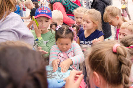 Komsomolsk-on-Amur, RUSSIA - AUGUST 27, 2018. Showing physical and chemical experiments for children. the creation of artificial snow in different colors.のeditorial素材