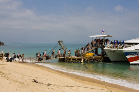 SAMUI - JANUARY 21: Tourists are going to land from a boat floating on the island Phangan on January 21, 2010 in Samui, Thailand. On Phangan Island takes place every month the FULL moon party.のeditorial素材