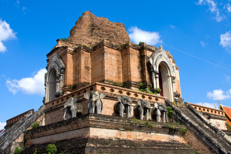 Ruinous pagoda in Wat Jedi Laung, Chiang Mai, Thailandのeditorial素材