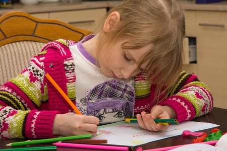 Little girl drawing with pencils at homeの写真素材