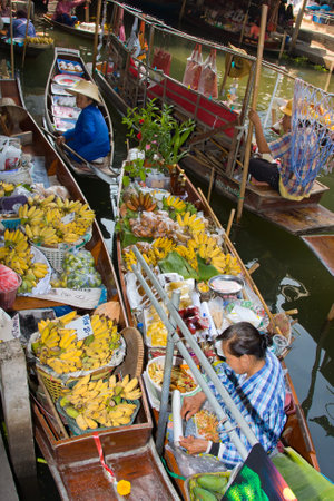 RATCHABURI, THAILAND - NOV 30: Boats ferry people at Damnoen Saduak floating market on November 30, 2011 in Ratchaburi, Thailand. Its famous for the traditional and old method of selling and buying.のeditorial素材