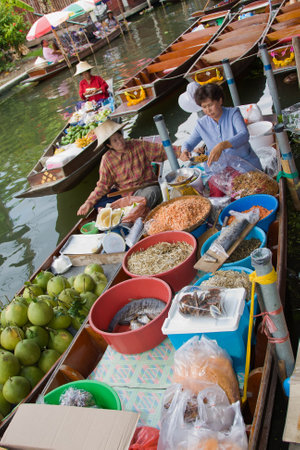 RATCHABURI, THAILAND - NOV 30: A woman makes Thai food at Damnoen Saduak floating market on November 30, 2011 in Ratchaburi, Thailand. Its popular for traditional style Thai food and old Thai culture.のeditorial素材