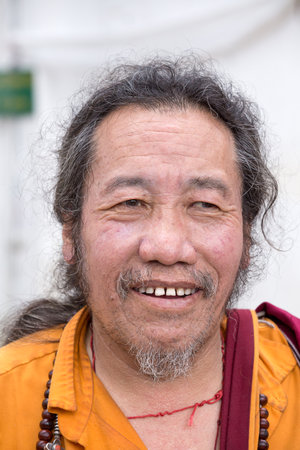 DHARAMSALA, INDIA - SEPTEMBER 25 2014: Old unidentified Tibetan Buddhist monk in the Dharamsala near Dalai Lama's residence.のeditorial素材