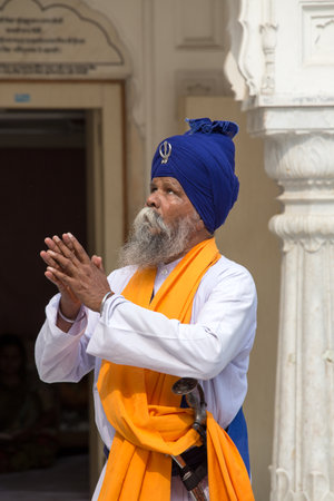 AMRITSAR, INDIA - SEPTEMBER 26, 2014: Unidentified Sikh man visiting the Golden Temple in Amritsar, Punjab, India. Sikh pilgrims travel from all over India to pray at this holy site.のeditorial素材
