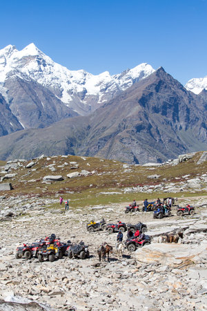 ROHTANG, INDIA - SEPTEMBER 17 2014: Unidentified tourists having fun on the Rohtang Pass, which is on the road Manali - Leh.  India, Himachal Pradeshのeditorial素材