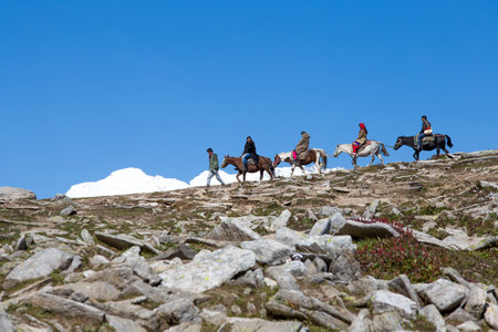 ROHTANG, INDIA - SEPTEMBER 17 2014: Unidentified tourists having fun on the Rohtang Pass, which is on the road Manali - Leh.  India, Himachal Pradeshのeditorial素材