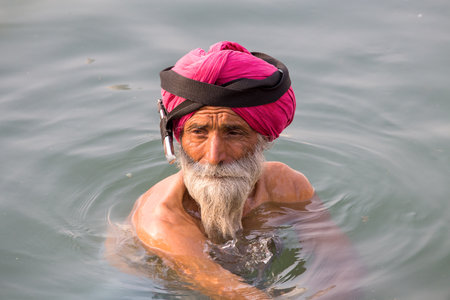 AMRITSAR, INDIA - SEPTEMBER 27, 2014: Unidentified Sikh man visiting the Golden Temple in Amritsar, Punjab, India. Sikh pilgrims travel from all over India to pray at this holy site.のeditorial素材