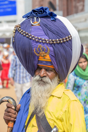 AMRITSAR, INDIA - SEPTEMBER 28, 2014: Unidentified Sikh man visiting the Golden Temple in Amritsar, Punjab, India. Sikh pilgrims travel from all over India to pray at this holy site.のeditorial素材