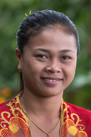 UBUD, INDONESIA - FEBRUARY 18, 2015 : Portrait unknown young Balinese girls in national dressのeditorial素材