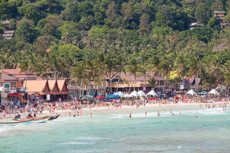 KOH PHANGAN,THAILAND - DECEMBER 31, 2014: Haad Rin beach before the New Year celebrations. Unidentified people arrived on the island of Koh Phangan, to participate in the New Year celebrations.のeditorial素材