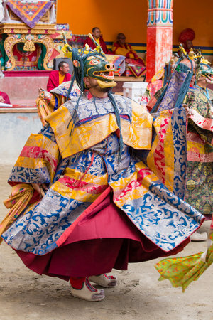 LAMAYURU, INDIA - JUNE 14, 2015: An unidentified buddhist lamas during Tsam mystery in time of Yuru Kabgyat festival at Lamayuru Gompa, Ladakh, North Indiaのeditorial素材