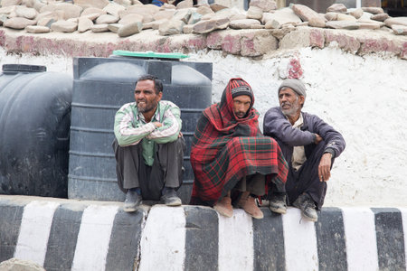 LEH, INDIA - JUNE 29, 2015 : Unidentified tibetan poor men on the streets in Ladakh, North Indiaのeditorial素材