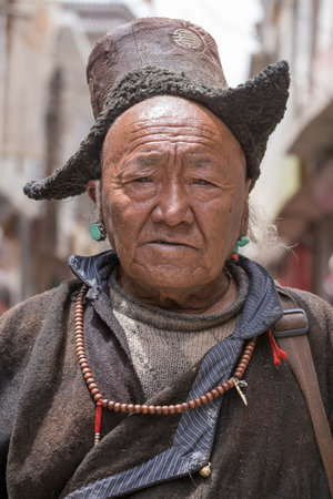 LEH, INDIA - JUNE 29, 2015 : Unidentified tibetan buddhist old man on the streets in Ladakh, North Indiaのeditorial素材