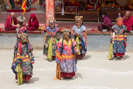 LAMAYURU, INDIA - JUNE 13, 2015: An unidentified buddhist lamas during Tsam mystery in time of Yuru Kabgyat festival at Lamayuru Gompa, Ladakh, North Indiaのeditorial素材