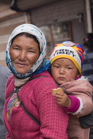 LEH, INDIA - JUNE 21, 2015: Unidentified local woman with the child, outdoor in Ladakh. The majority of the local population are descendant of Tibetan.のeditorial素材