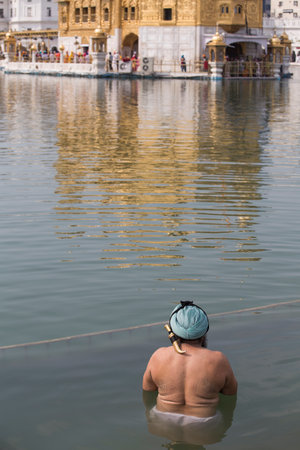 AMRITSAR, INDIA - SEPTEMBER 27, 2014: Unidentified Sikh man visiting the Golden Temple in Amritsar, Punjab, India. Sikh pilgrims travel from all over India to pray at this holy site.のeditorial素材