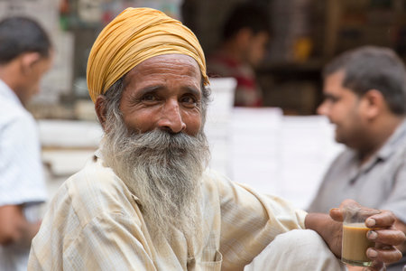 AMRITSAR, INDIA - SEPTEMBER 26, 2014: Unidentified Sikh man visiting the Golden Temple in Amritsar, Punjab, India. Sikh pilgrims travel from all over India to pray at this holy site.のeditorial素材