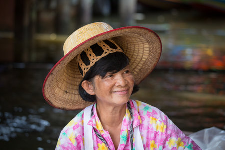 BANGKOK,THAILAND - FEBRUARY 14, 2016: Unidentified portrait thai woman in Taling Chan Floating Market .のeditorial素材