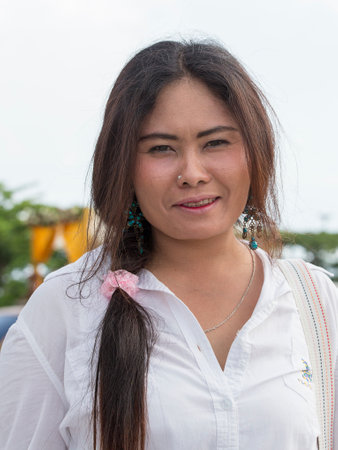 KOH PHANGAN, THAILAND - DECEMBER 09, 2015 :  Unknown Thai woman takes part in the Phangan Color Moon Festivalのeditorial素材
