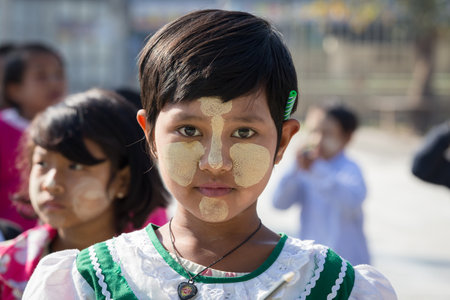 INLE LAKE, MYANMAR - JANUARY 13, 2016: Unidentified young Myanmar children with thanaka on face in local school.のeditorial素材