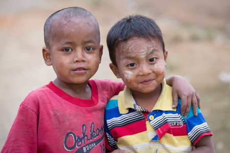 MRAUK-U, MYANMAR - JANUARY 28, 2016:  Unidentified poor but healthy children, portrait outdoorsのeditorial素材