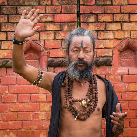 KATHMANDU, NEPAL - SEPTEMBER 29, 2016 : Portrait of Shaiva sadhu, holy man in Pashupatinath Temple . Close upのeditorial素材