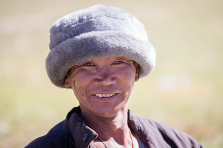 HIMALAYAS, ANNAPURNA REGION, NEPAL - OCTOBER 16, 2016 : Portrait old man in traditional dress in Himalayan village, Nepalのeditorial素材
