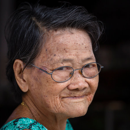 KOH PHANGAN, THAILAND - NOVEMBER 19, 2016 : Portrait old woman in street market, close upのeditorial素材