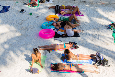 KOH PHANGAN, THAILAND - DECEMBER 14, 2016: Haad Rin beach before the full moon party. Unidentified people arrived on the island of Koh Phangan, to participate in the Full Moon partyのeditorial素材