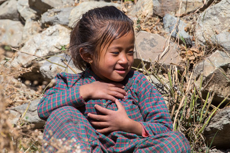 HIMALAYAS, ANNAPURNA REGION, NEPAL - OCTOBER 17 2016 : Poor children on the street in Himalayan village, Nepalのeditorial素材