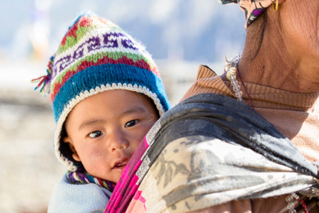 HIMALAYAS, ANNAPURNA REGION, NEPAL - OCTOBER 17, 2016 : Portrait nepalese mother and child on the street in Himalayan village, Nepalのeditorial素材