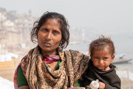 VARANASI, INDIA - JANUARY 26, 2017 : Portrait mother and children on the street at the ghats of Varanasi, Uttar Pradesh, Indiaのeditorial素材