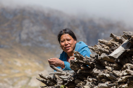 HIMALAYAS, ANNAPURNA REGION, NEPAL - OCTOBER 15, 2016 : Unidentified old Nepalese woman in a Himalayan village in Nepalのeditorial素材