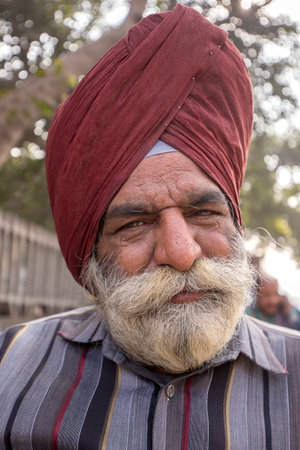 NEW DELHI, INDIA - JANUARY 23, 2017 : Indian poor man came to see preparations for the India Day parade in New Delhiのeditorial素材