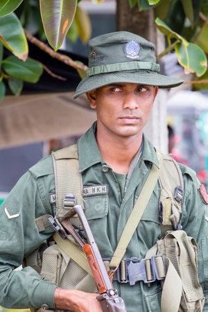 MATARA, SRI LANKA - NOVEMBER 5, 2014: Unidentified Sri Lankan soldier together with weapons on the streetのeditorial素材