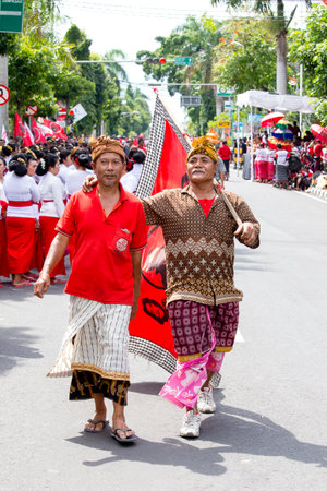 GIANYAR, BALI, INDONESIA - JANUARY 08, 2018 :Unknown Balinese old man participates in street ceremony, during a pre-election rally the Indonesian Democratic Party of Struggle in island Bali, Indonesiaのeditorial素材