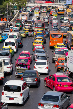 BANGKOK, THAILAND - JANUARY 22, 2015 : Traffic moves slowly along a busy road in Bangkok, Thailand. Annually an estimated 150,000 new cars join the already heavily congested streets of Bangkokのeditorial素材