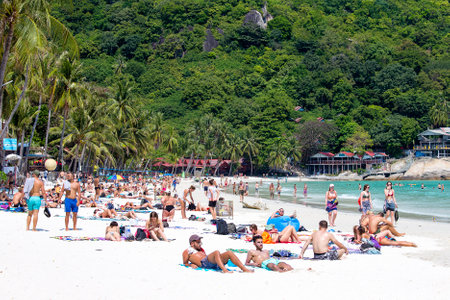 KOH PHANGAN, THAILAND - JANUARY 30, 2018 : Haad Rin beach before the full moon party. Unidentified people arrived on the island of Koh Phangan, to participate in the Full Moon partyのeditorial素材
