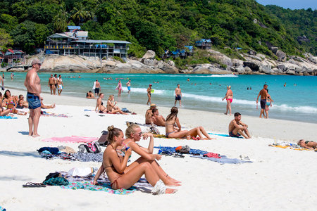 KOH PHANGAN, THAILAND - JANUARY 30, 2018 : Haad Rin beach before the full moon party. Unidentified people arrived on the island of Koh Phangan, to participate in the Full Moon partyのeditorial素材