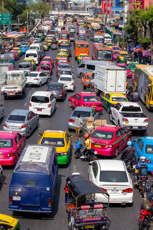BANGKOK,THAILAND - JANUARY 22, 2015 : Heavy Traffic in main street of city center. Traffic jam in Bangkok, Thailandのeditorial素材