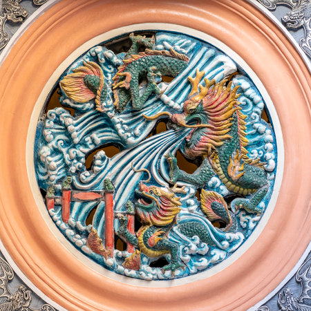 Detail of a dragon statue on a wall in a Chinese temple in Singapore, close upの写真素材