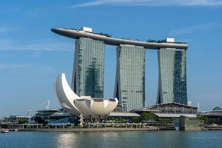 SINGAPORE CITY, SINGAPORE - MARCH 29, 2019: Marina Bay Sands is an integrated resort fronting Marina Bay on a background of blue sky during the sunny day, Singaporeのeditorial素材