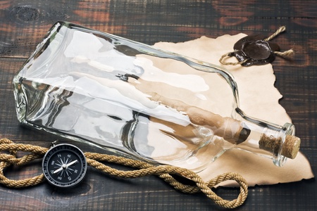 compass, a rope and a message in a bottle
の写真素材