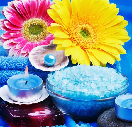 spa products and gerbera flowers
の写真素材