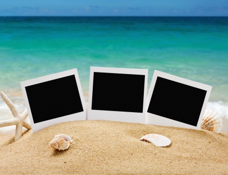photo frames on the sea sand on the beach backgroundの写真素材