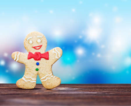 Smiling gingerbread men on a colored の写真素材
