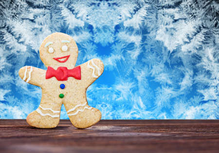 Smiling gingerbread men against frost