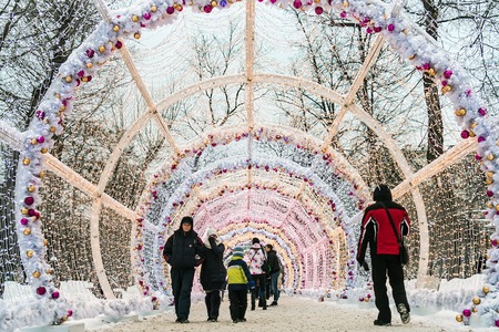 MOSCOW, RUSSIA - January 14, 2017: People and tourists walk along Moscow decorated for New Year and Christmas holidays. Christmas village fair on Tverskaya street in the Moscowのeditorial素材