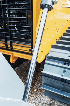 Tractor hydraulics for bucket lifting. Mechanisms of construction machinery